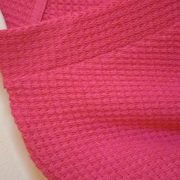 DEEP PINK SHORT SLEEVE TOP, GREAT BUTTONS, LIGHT WAFFLE WEAVE, SZ M. NWOT - Picture 4 of 8